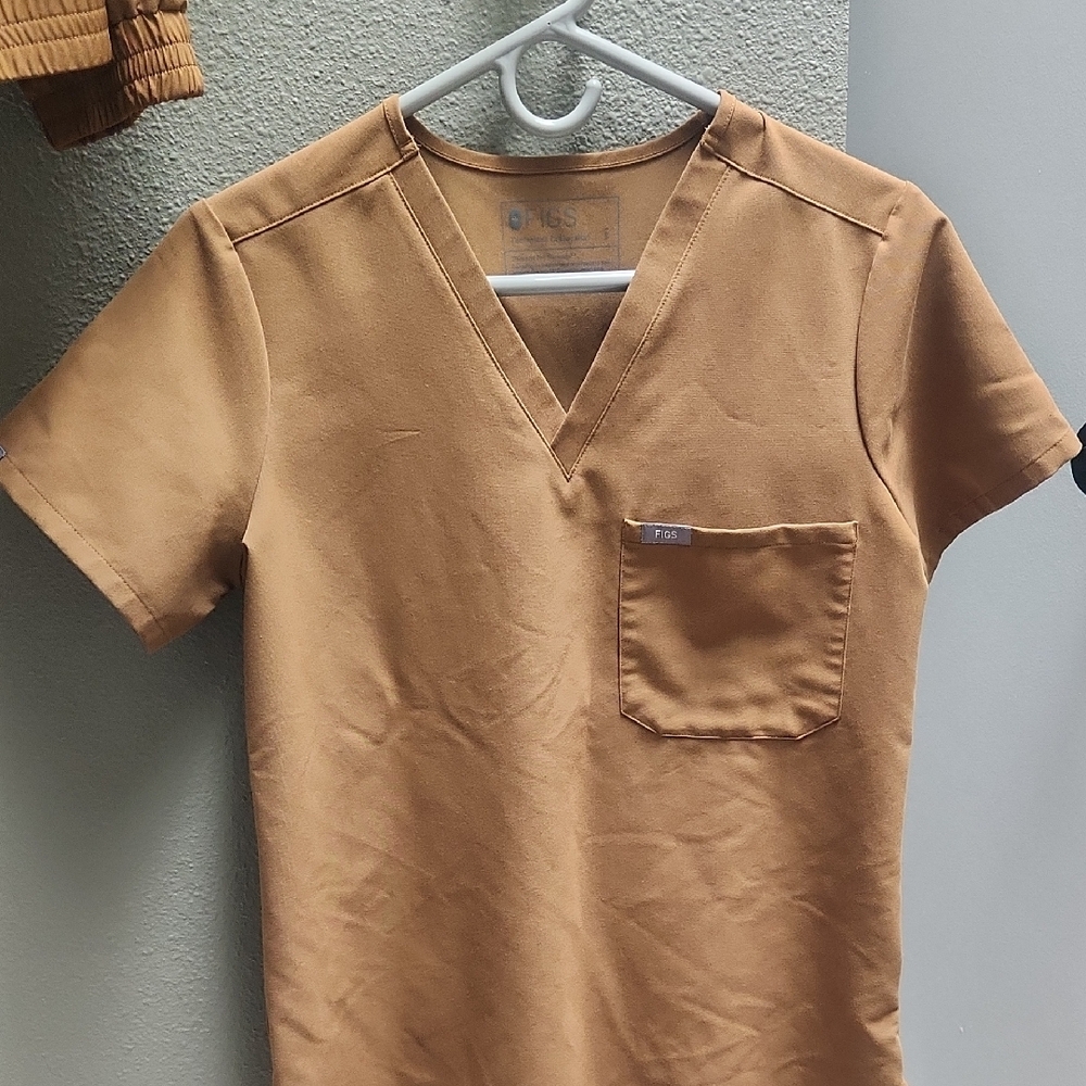 FIGS EARTH Brown V-Neck Scrub Top